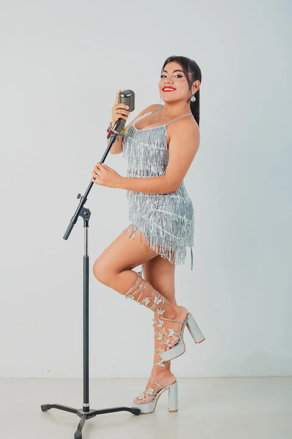Esperanza Arévalo posando con un micrófono clásico